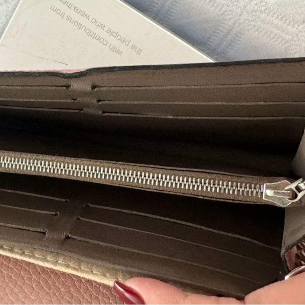 Louis Vuitton Capucines Wallet in Magnolia - Picture 10 of 16